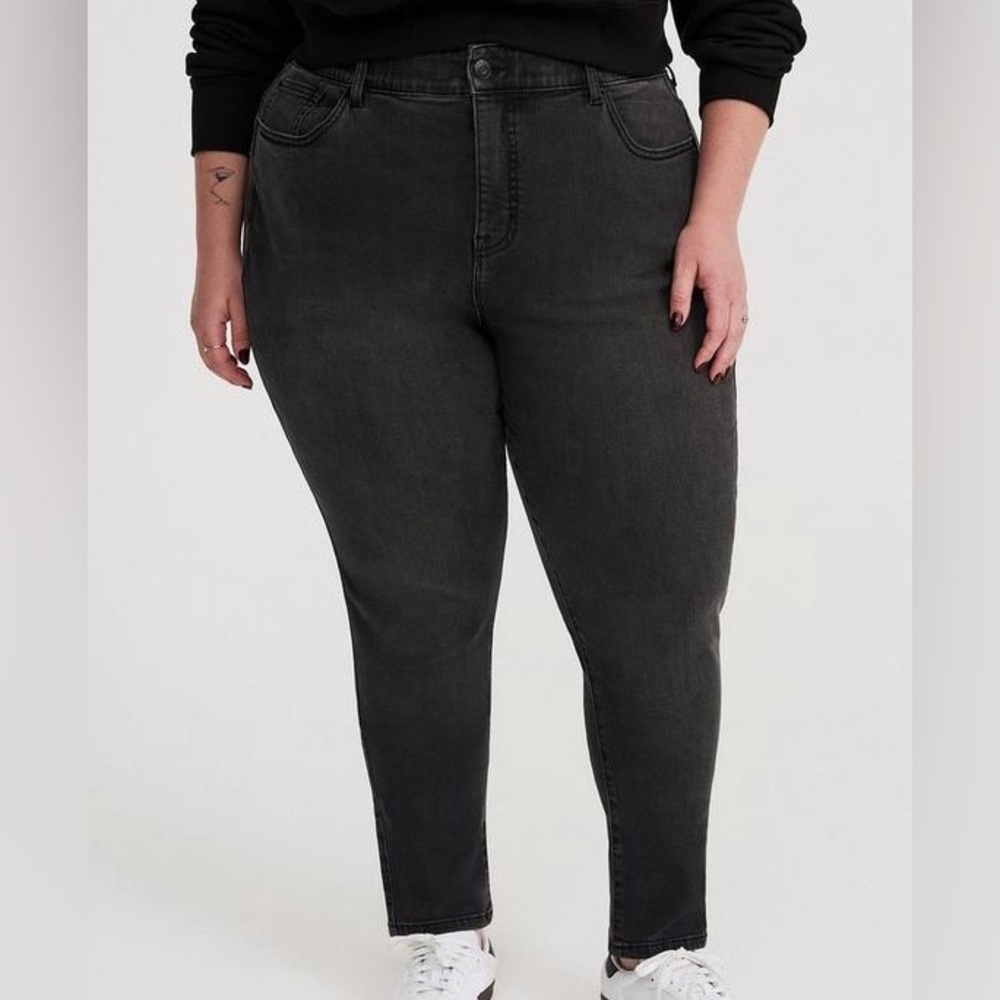 Torrid Calgary Black Bombshell Skinny Premium Stretch Denim Jeans in Size 24R